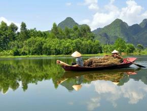 boatwomen-of-vietnam-dreamstime(1).jpg