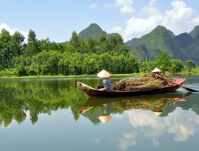 boatwomen-of-vietnam-dreamstime(3).jpg